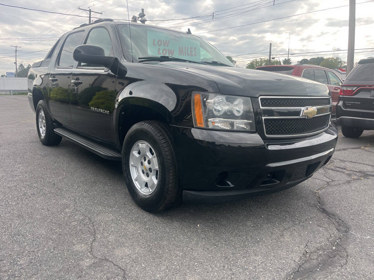 Used 2011 Chevrolet Avalanche LS w/ Convenience Package AWD/4WD image 4