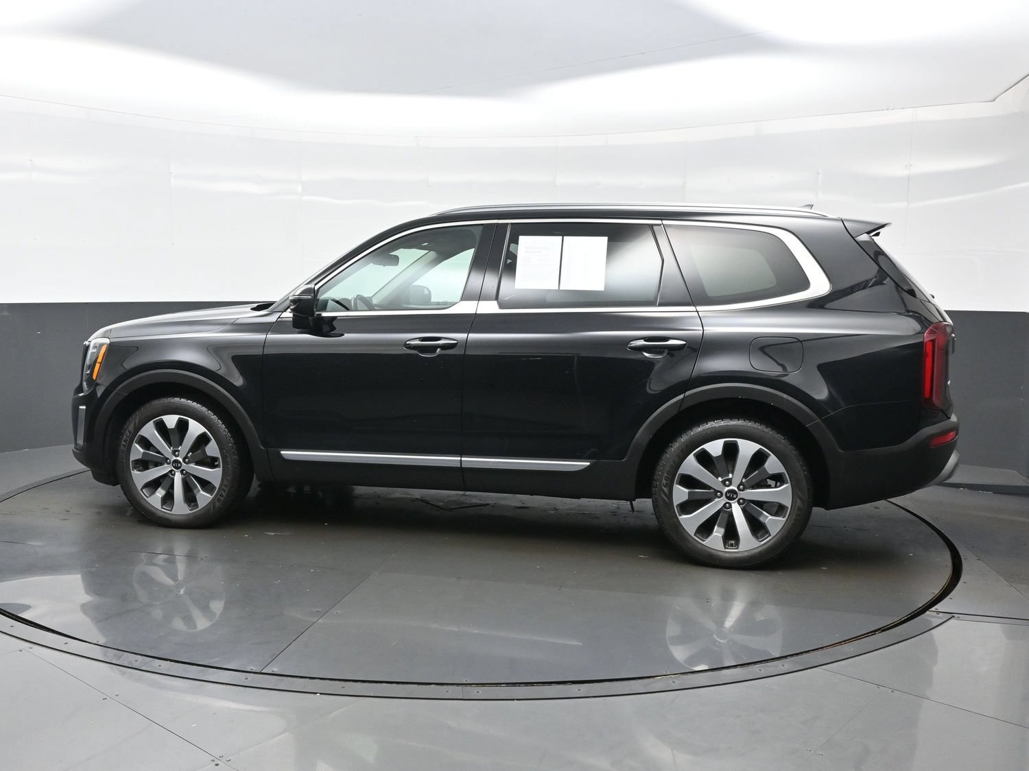 Used 2020 Kia Telluride S AWD/4WD image 3