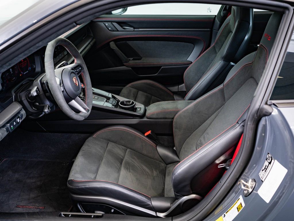 Certified 2025 Porsche 911 Carrera GTS RWD image 5