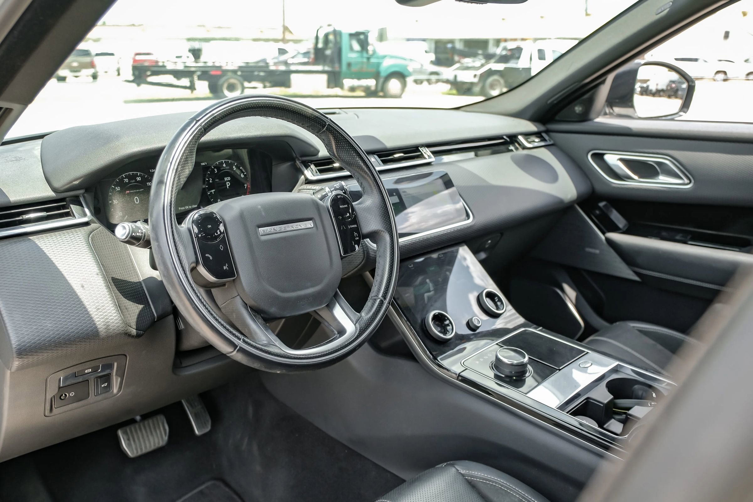 Used 2018 Land Rover Range Rover Velar R-Dynamic SE image 3