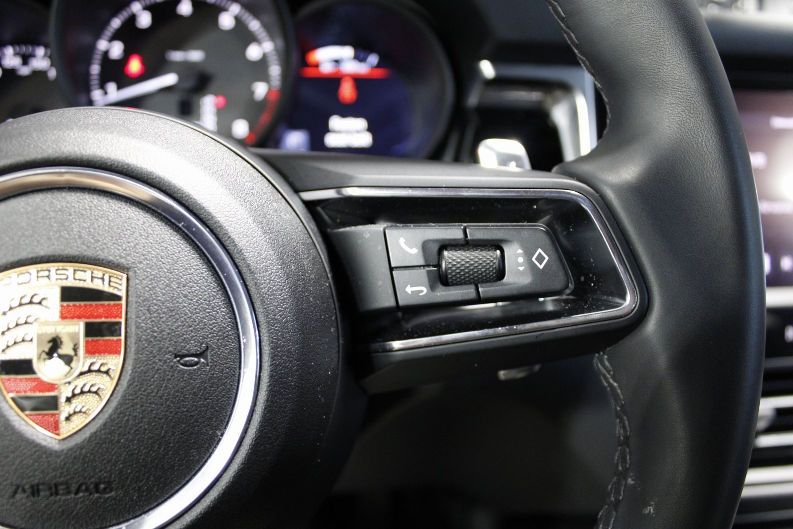 Used 2025 Porsche Macan image 29