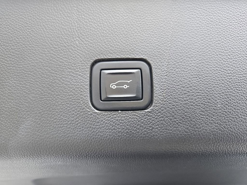 Used 2023 Chevrolet Traverse LT image 35