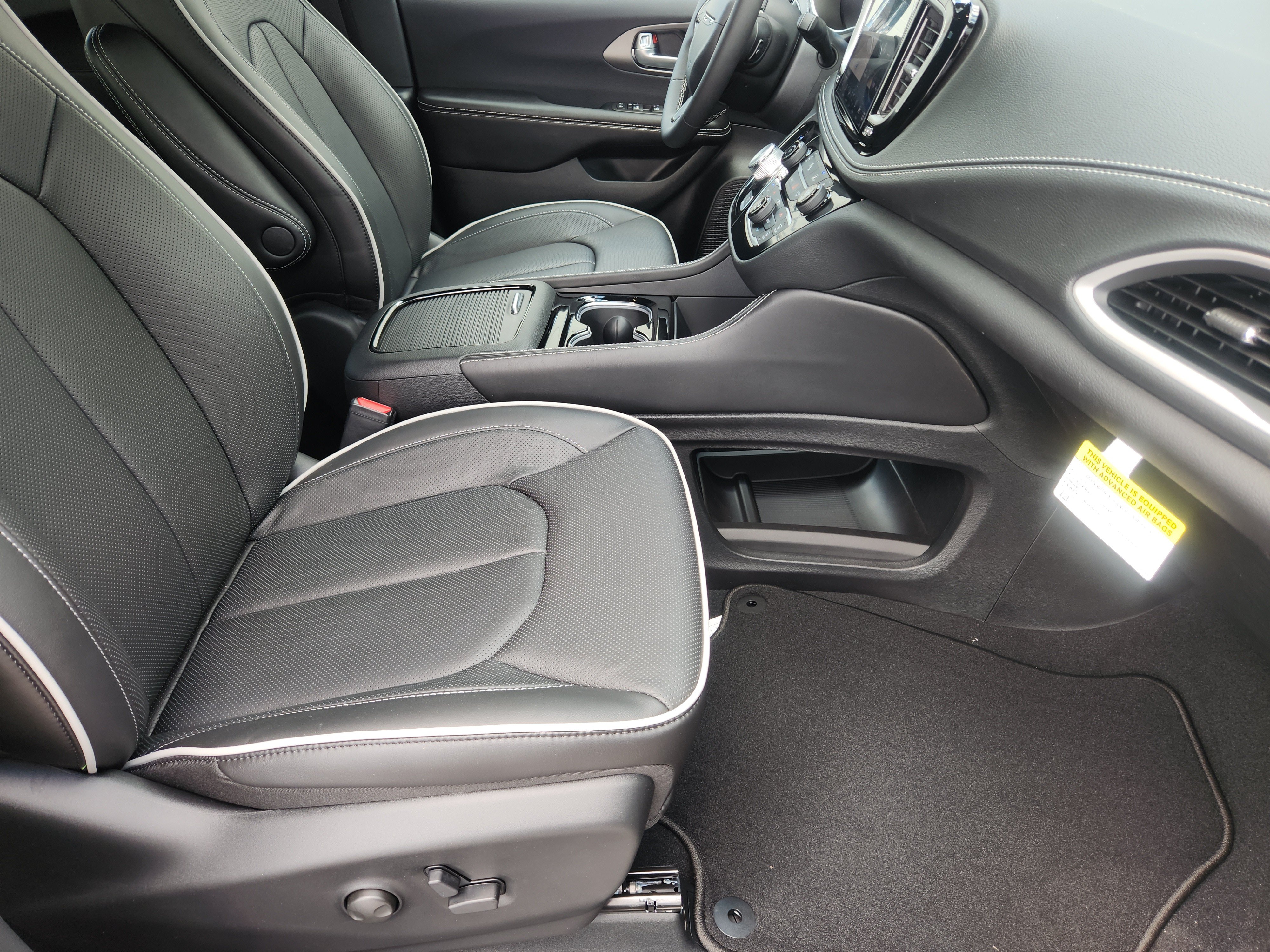 New 2027 Chrysler Pacifica Limited FWD image 11