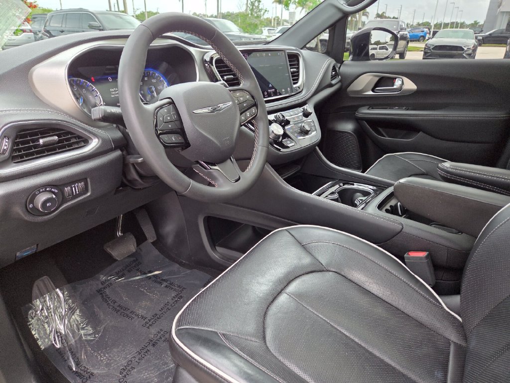Used 2023 Chrysler Pacifica Limited w/ S Appearance Package AWD/4WD image 31