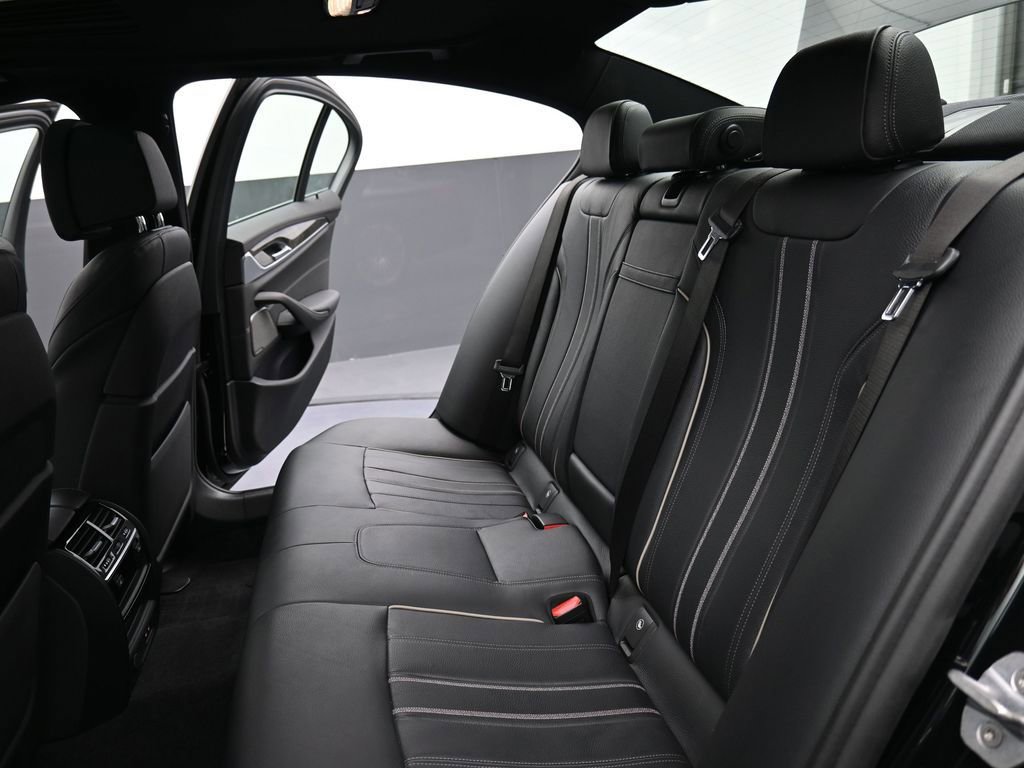 Used 2020 BMW M550i xDrive image 16