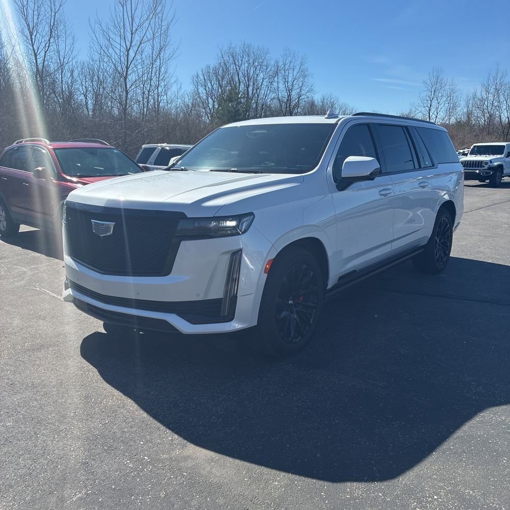 Used 2024 Cadillac Escalade ESV Sport Platinum w/ LPO, ONYX Package image 3