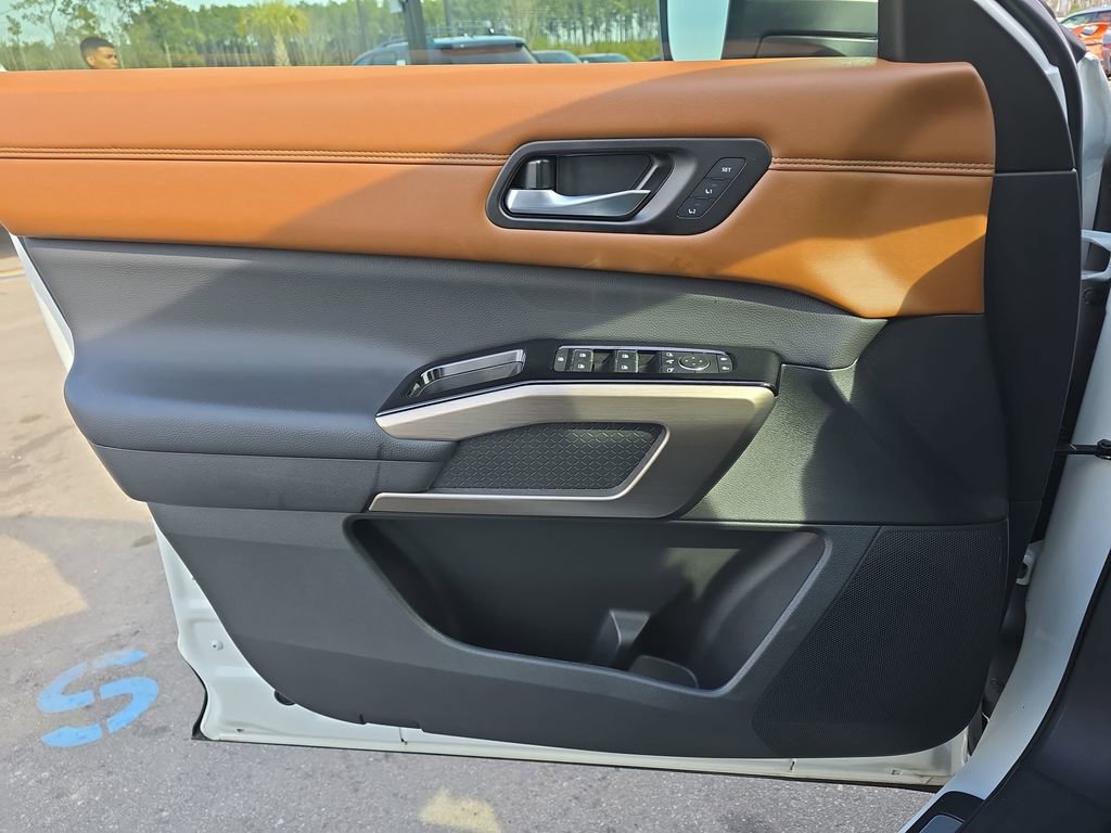 Used 2024 Nissan Pathfinder Platinum w/ Black Appearance Package image 32