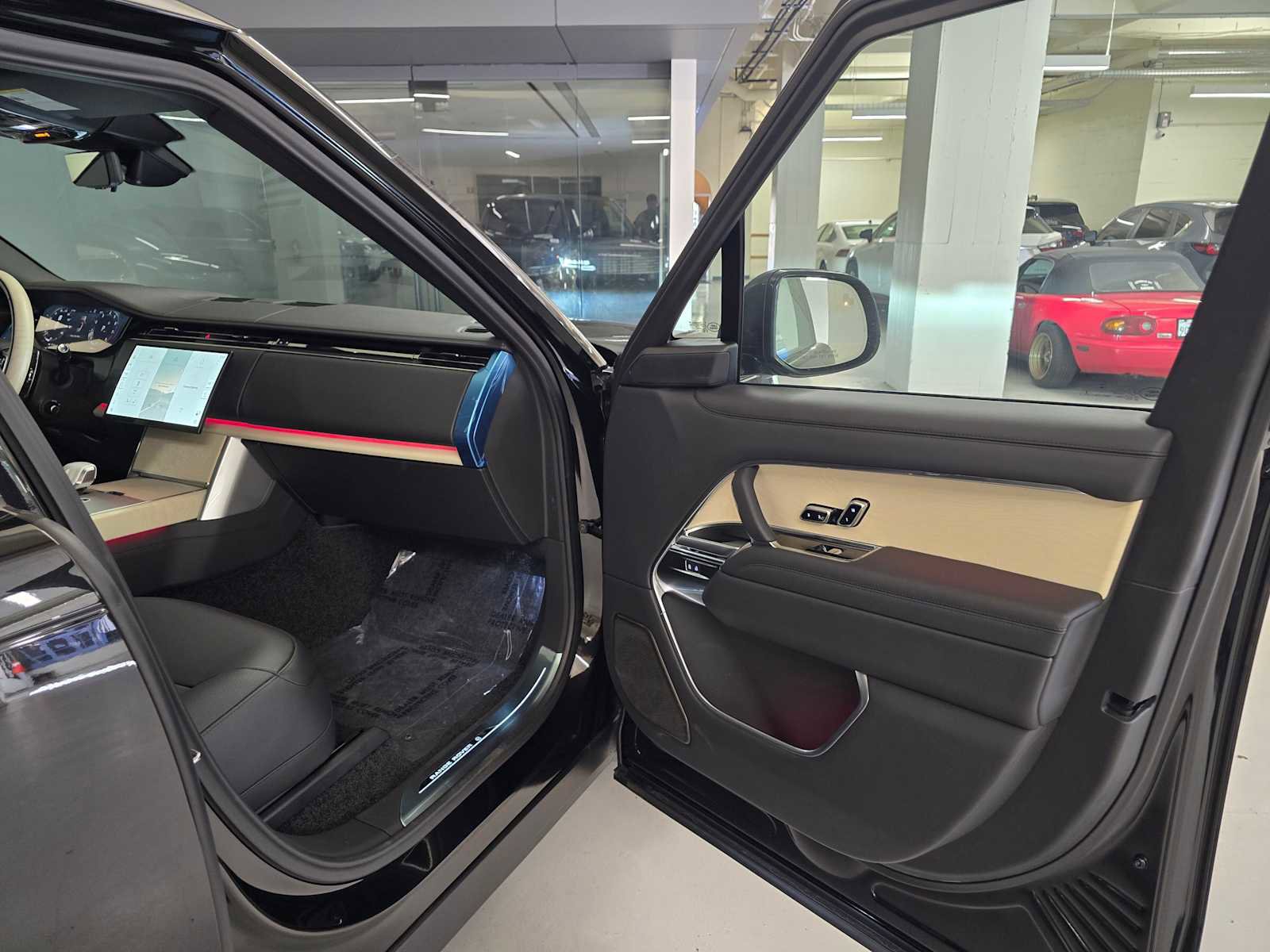 New 2025 Land Rover Range Rover SV image 12