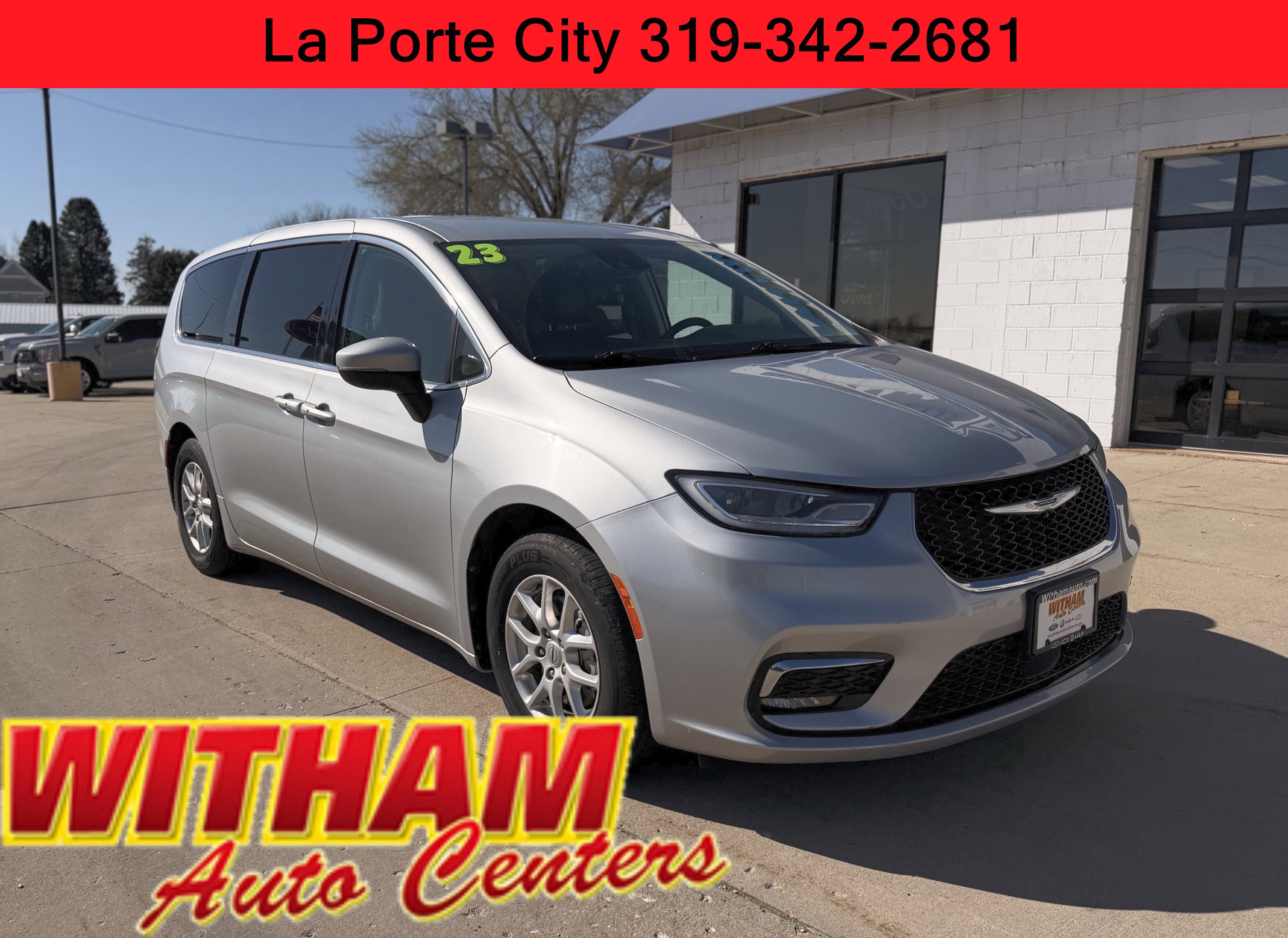 Used 2023 Chrysler Pacifica Touring-L FWD image 1