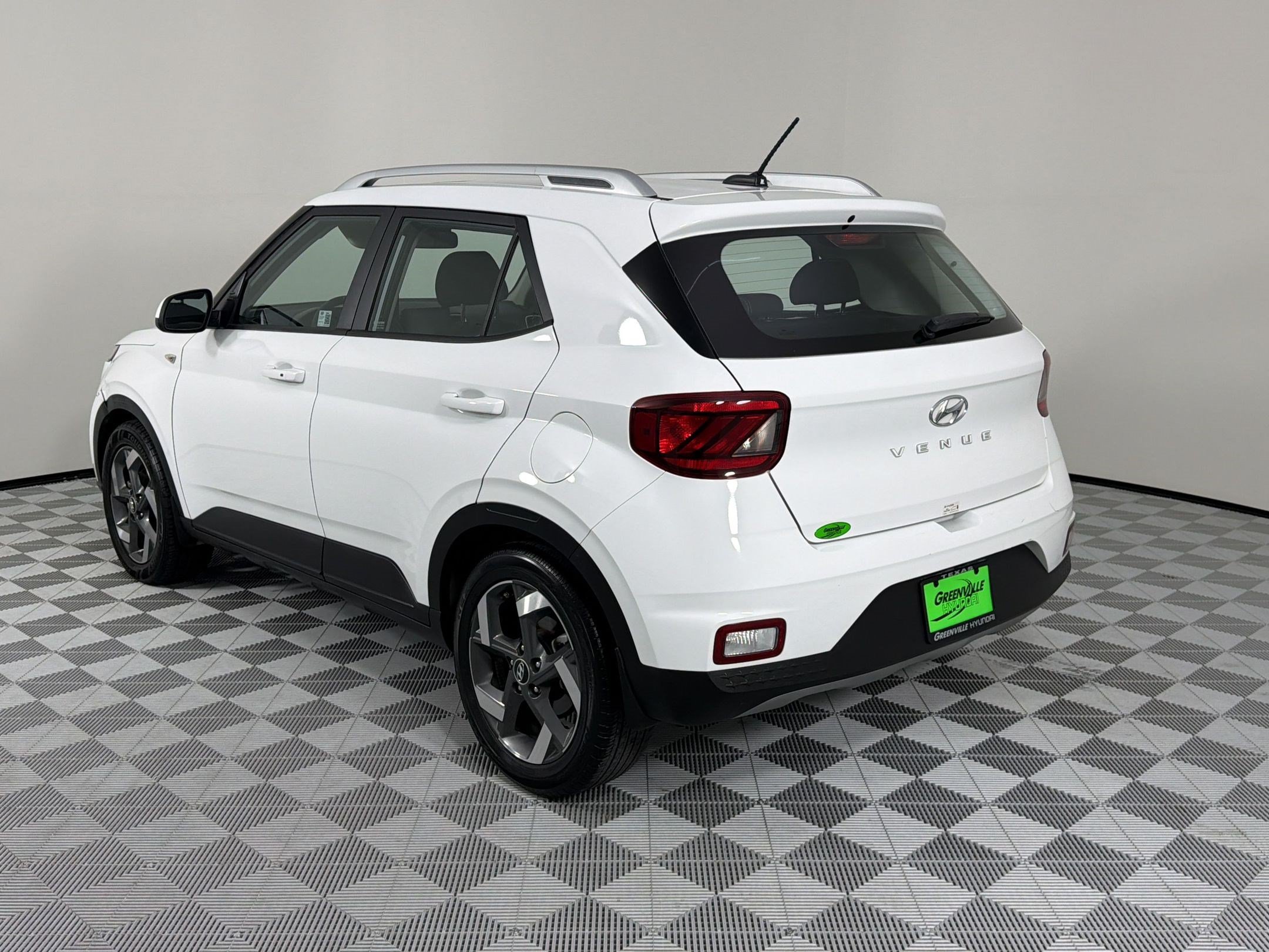 Used 2024 Hyundai Venue SEL FWD image 3