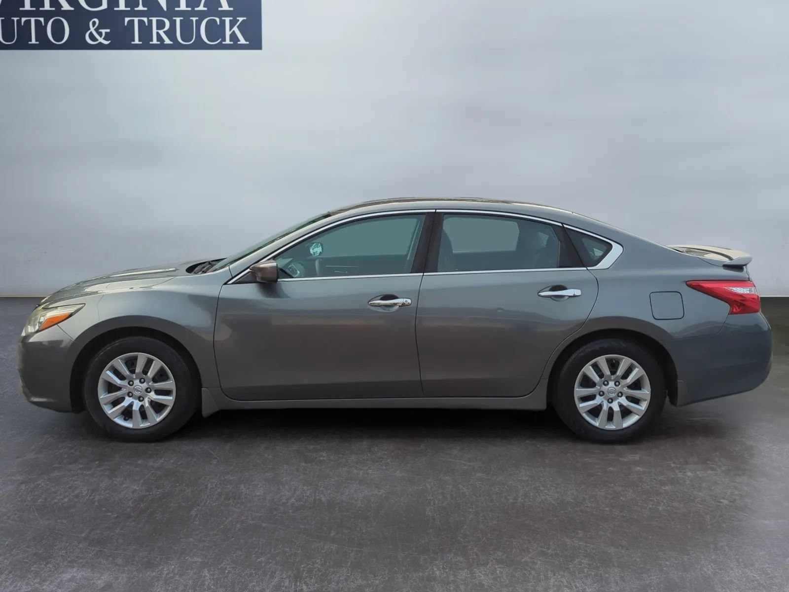 Used 2017 Nissan Altima 2.5 S w/ Power Driver Seat Package FWD image 2