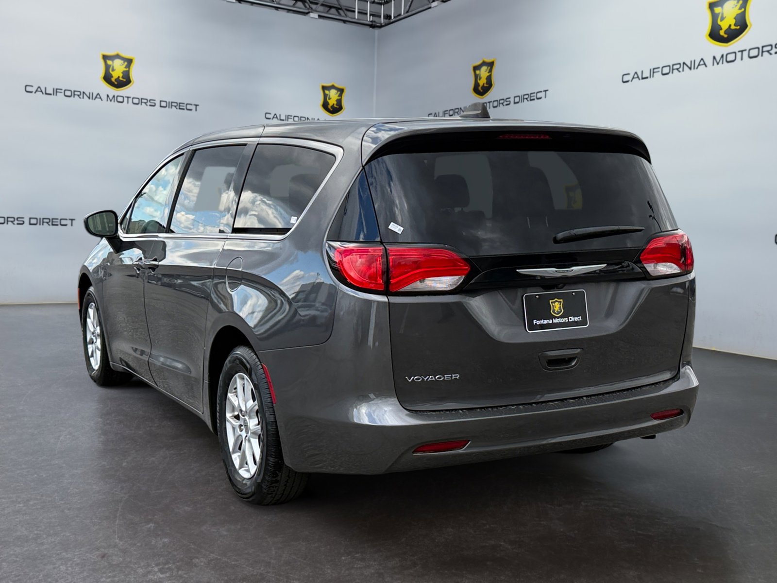 Used 2023 Chrysler Voyager LX FWD image 3
