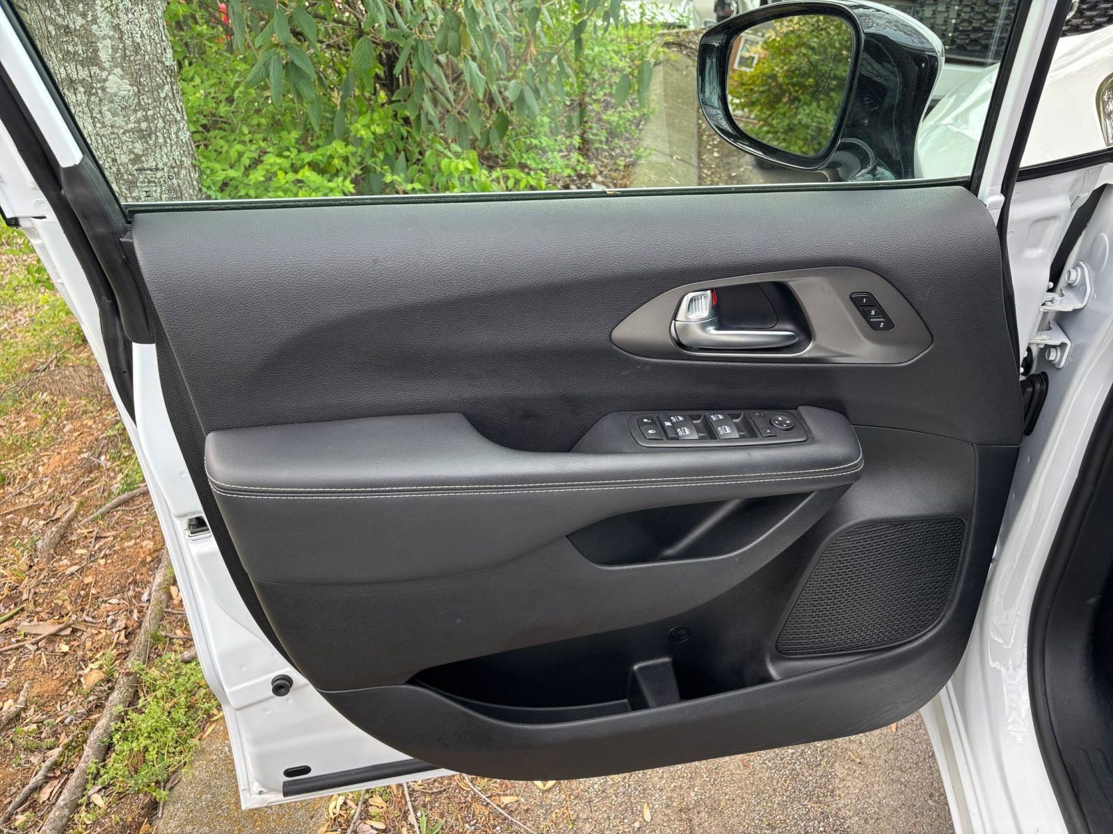 Used 2025 Chrysler Pacifica Select image 18