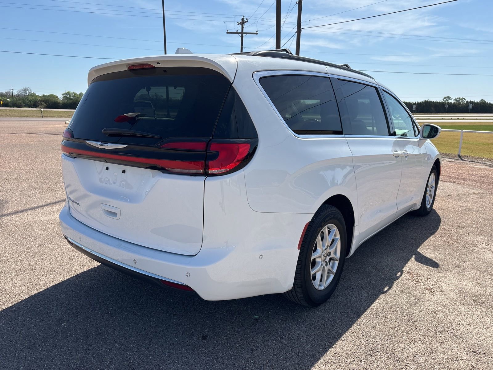 Used 2022 Chrysler Pacifica Touring-L w/ Uconnect Theater Family Group image 6