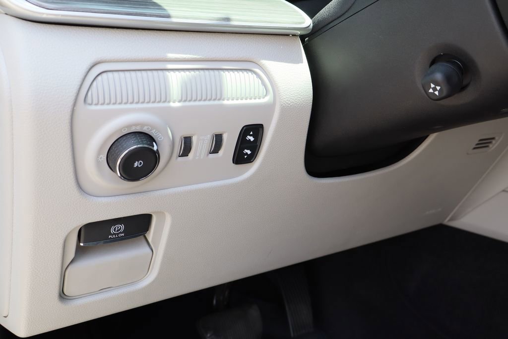 Used 2023 Jeep Wagoneer L Series II w/ Convenience Group I AWD/4WD image 13