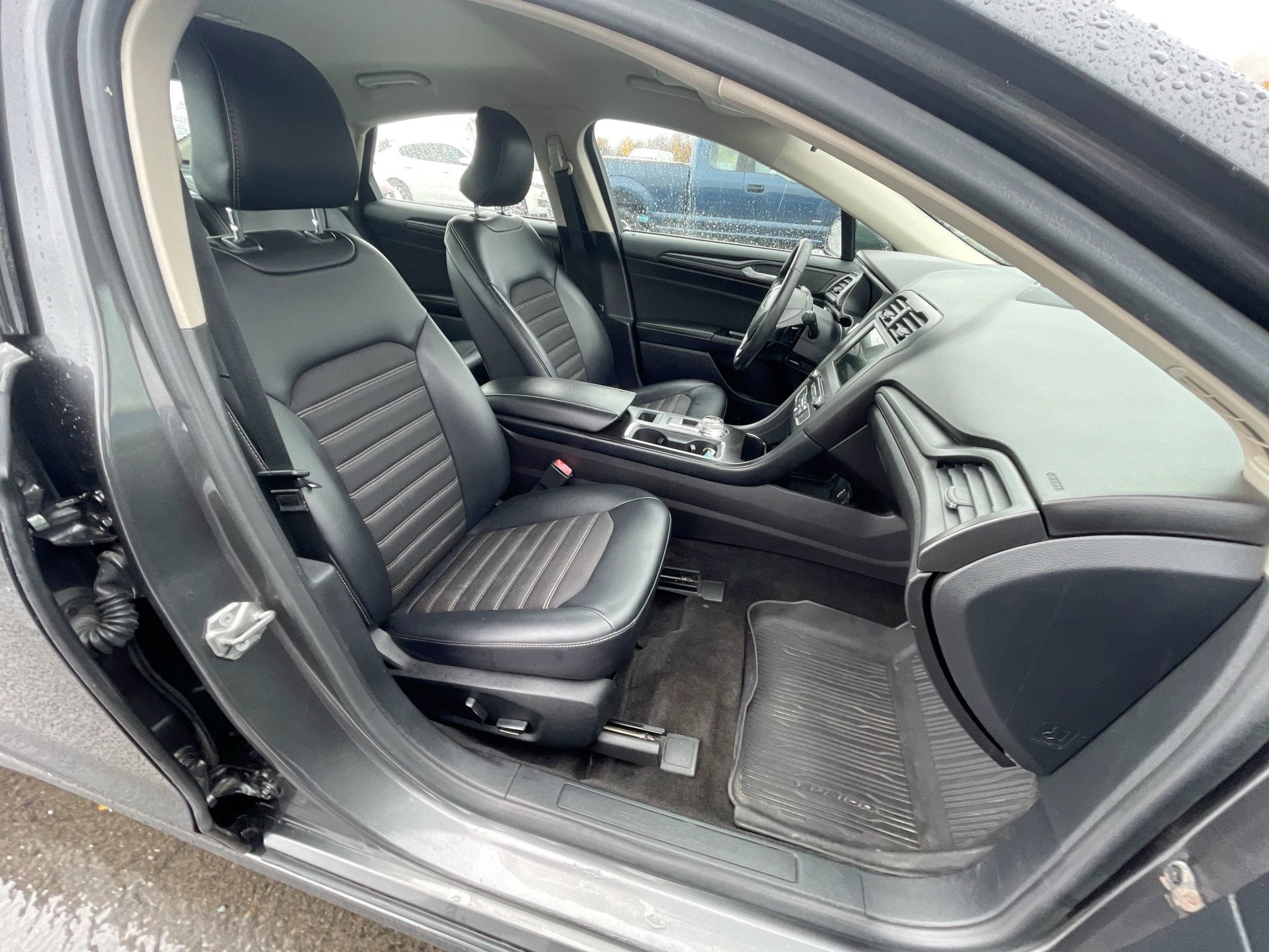 Used 2018 Ford Fusion SE w/ Equipment Group 201A image 17