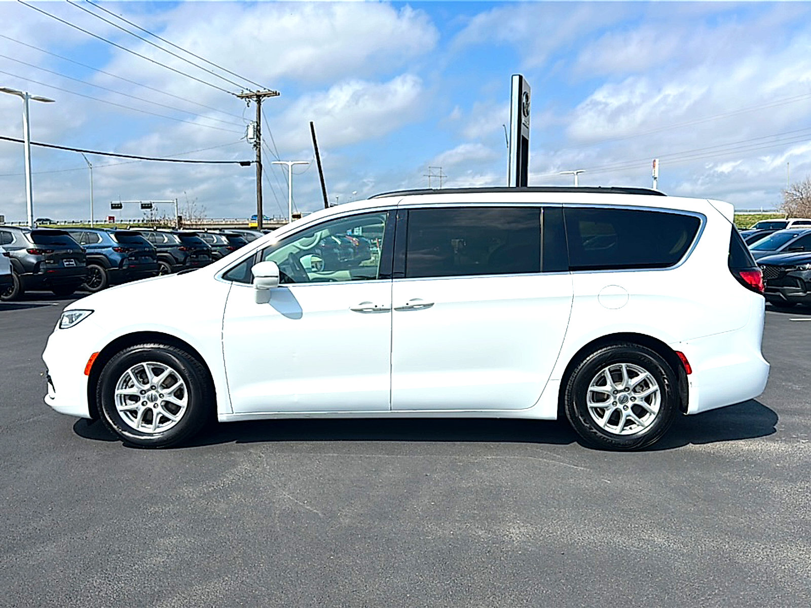Used 2022 Chrysler Pacifica Touring-L image 5
