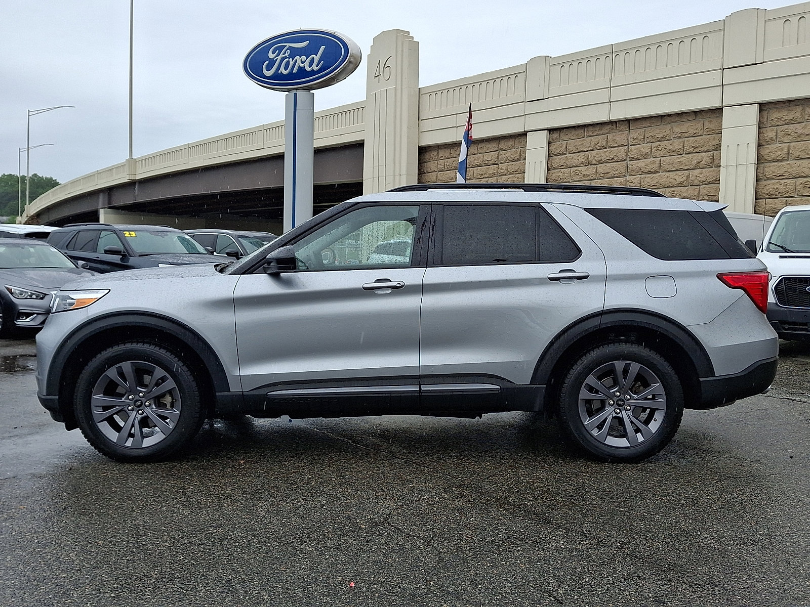Used 2023 Ford Explorer XLT w/ Equipment Group 202A AWD/4WD image 7