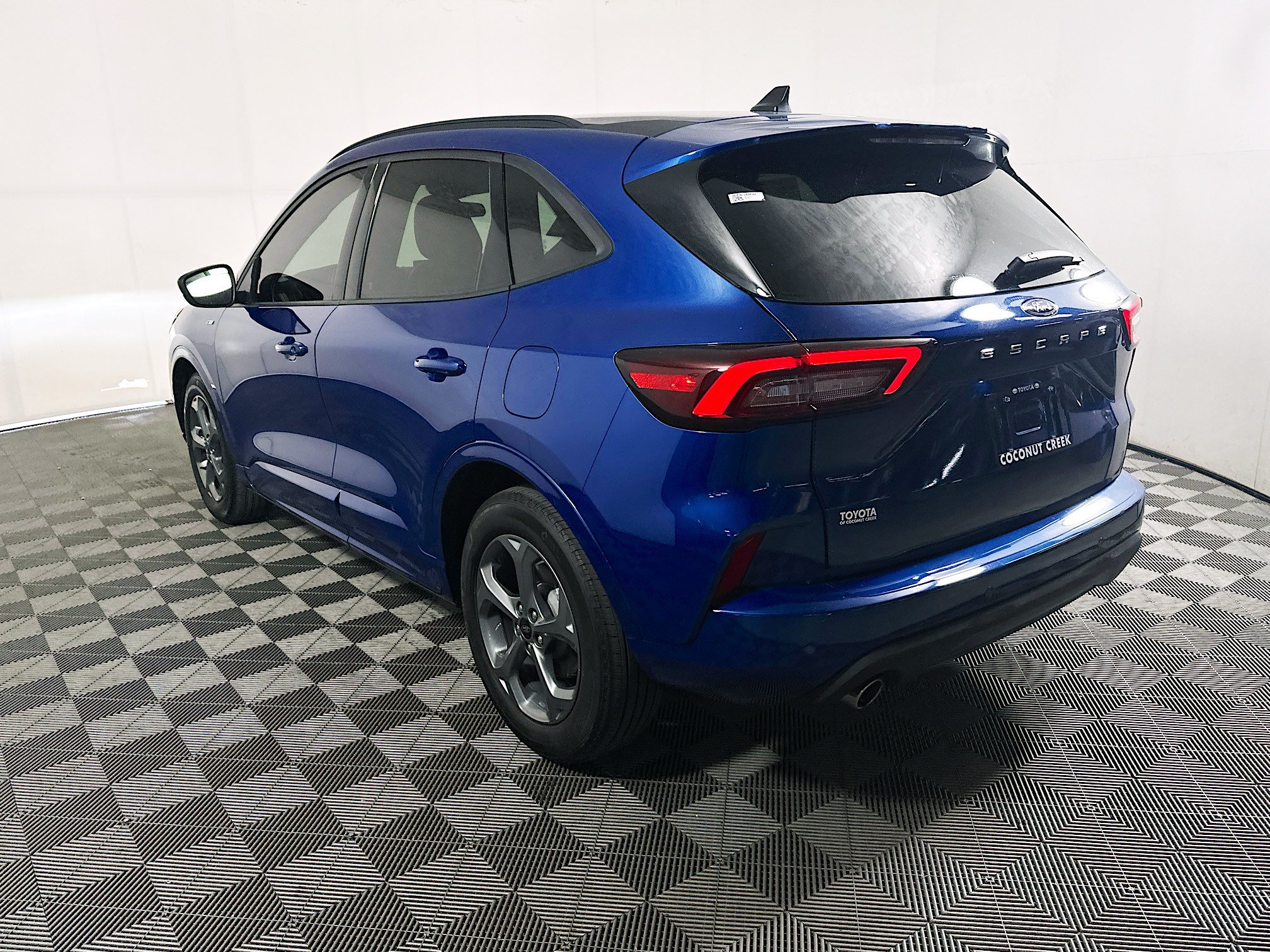 Used 2023 Ford Escape ST-Line w/ Tech Pack #1 FWD image 5