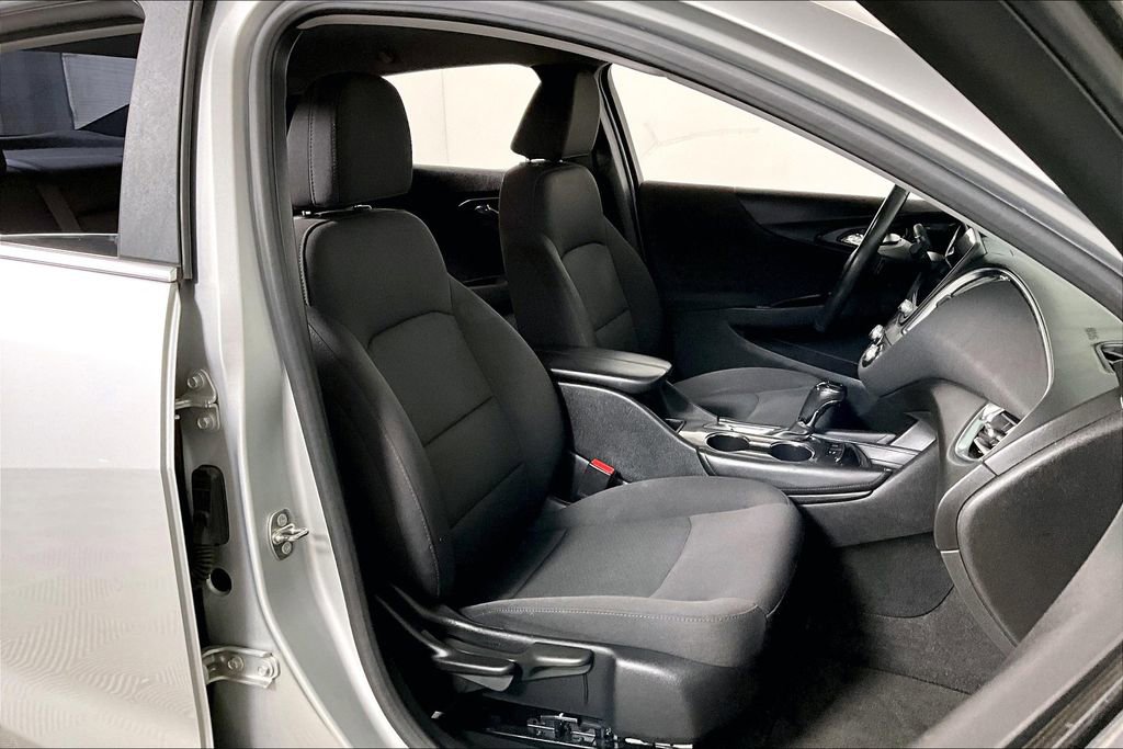 Used 2017 Chevrolet Malibu LT w/ Driver Confidence Package image 7