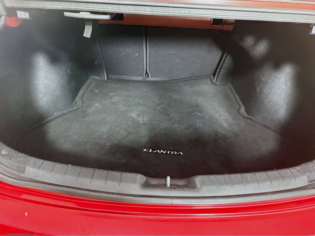 Used 2020 Hyundai Elantra SE w/ Winter Weather Package image 29