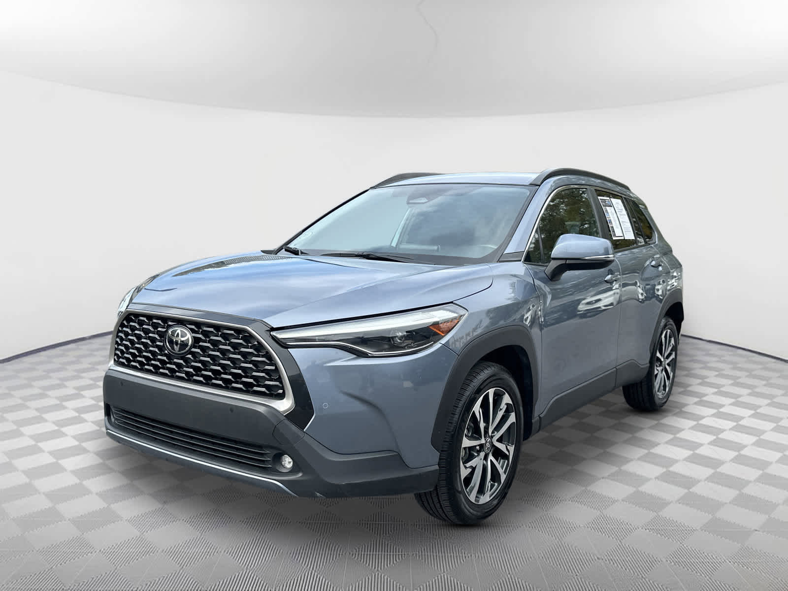 Used 2024 Toyota Corolla Cross XLE FWD image 3