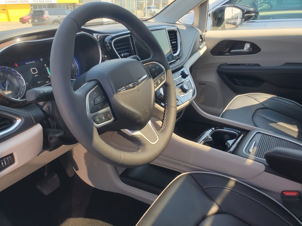 Used 2024 Chrysler Pacifica Limited w/ Uconnect Theater Family Group AWD/4WD image 12