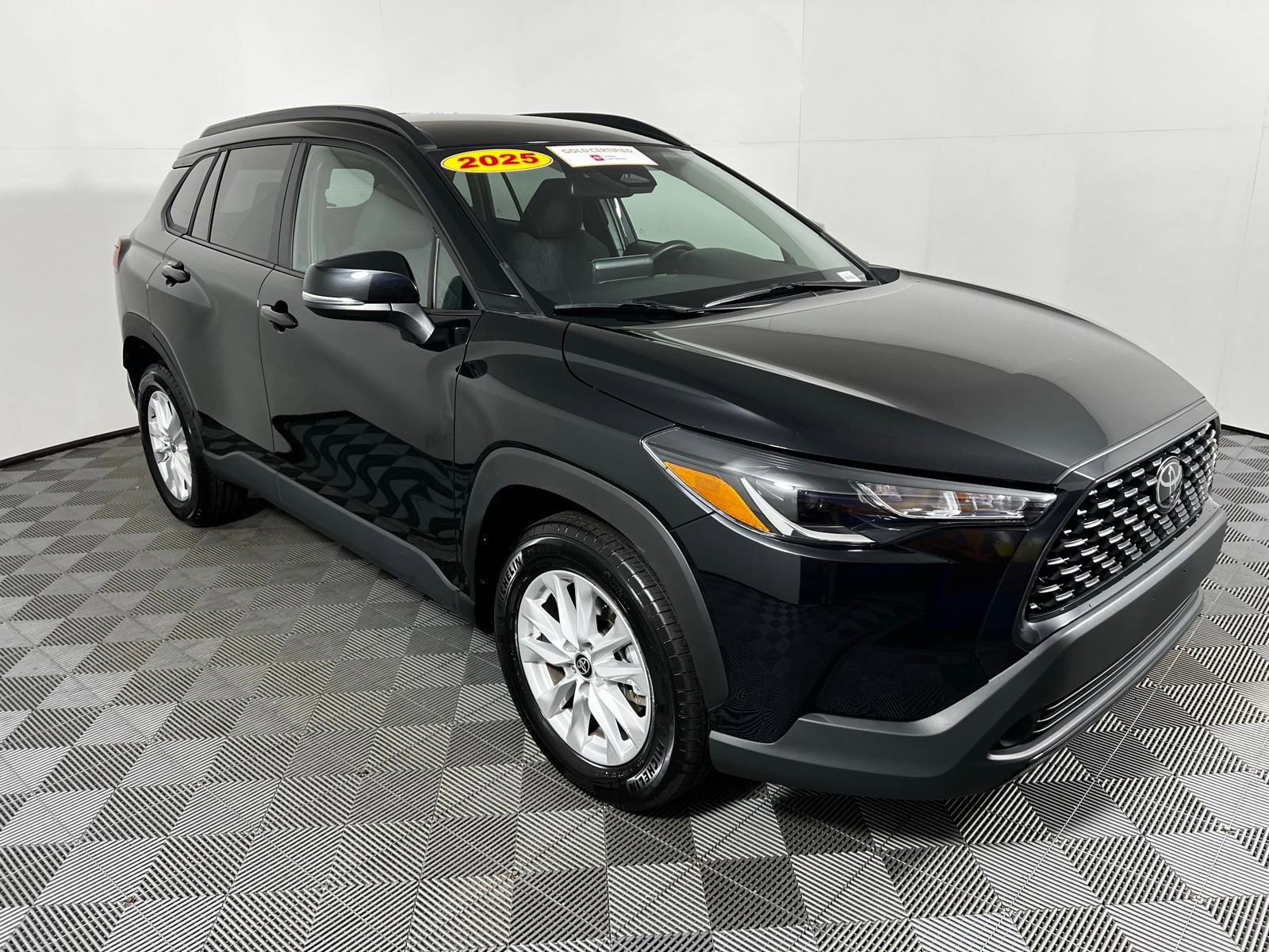 Certified 2025 Toyota Corolla Cross LE image 3