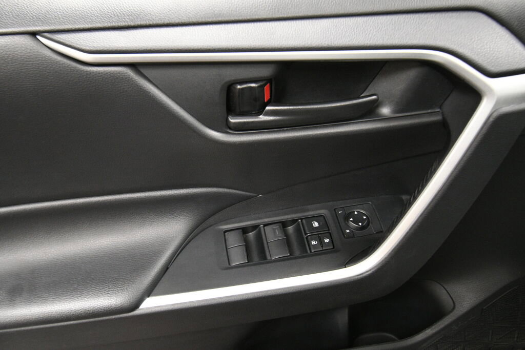 Used 2021 Toyota RAV4 LE w/ Carpet Mat Package (TMS) AWD/4WD image 11