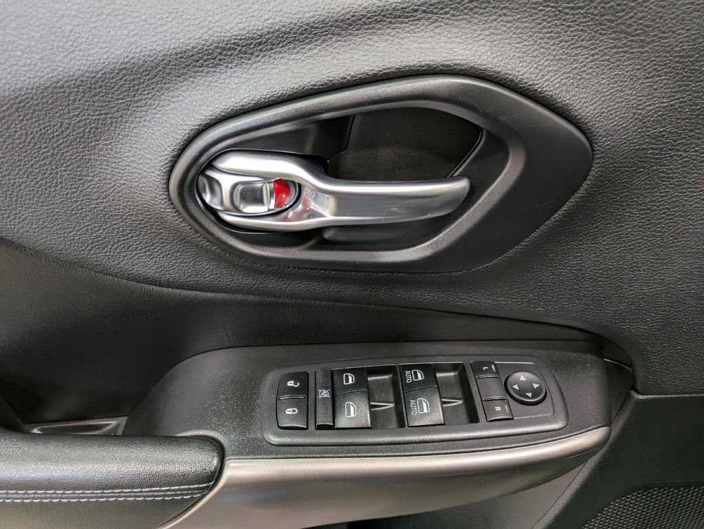 Used 2019 Jeep Cherokee Latitude Plus w/ Cold Weather Group image 15