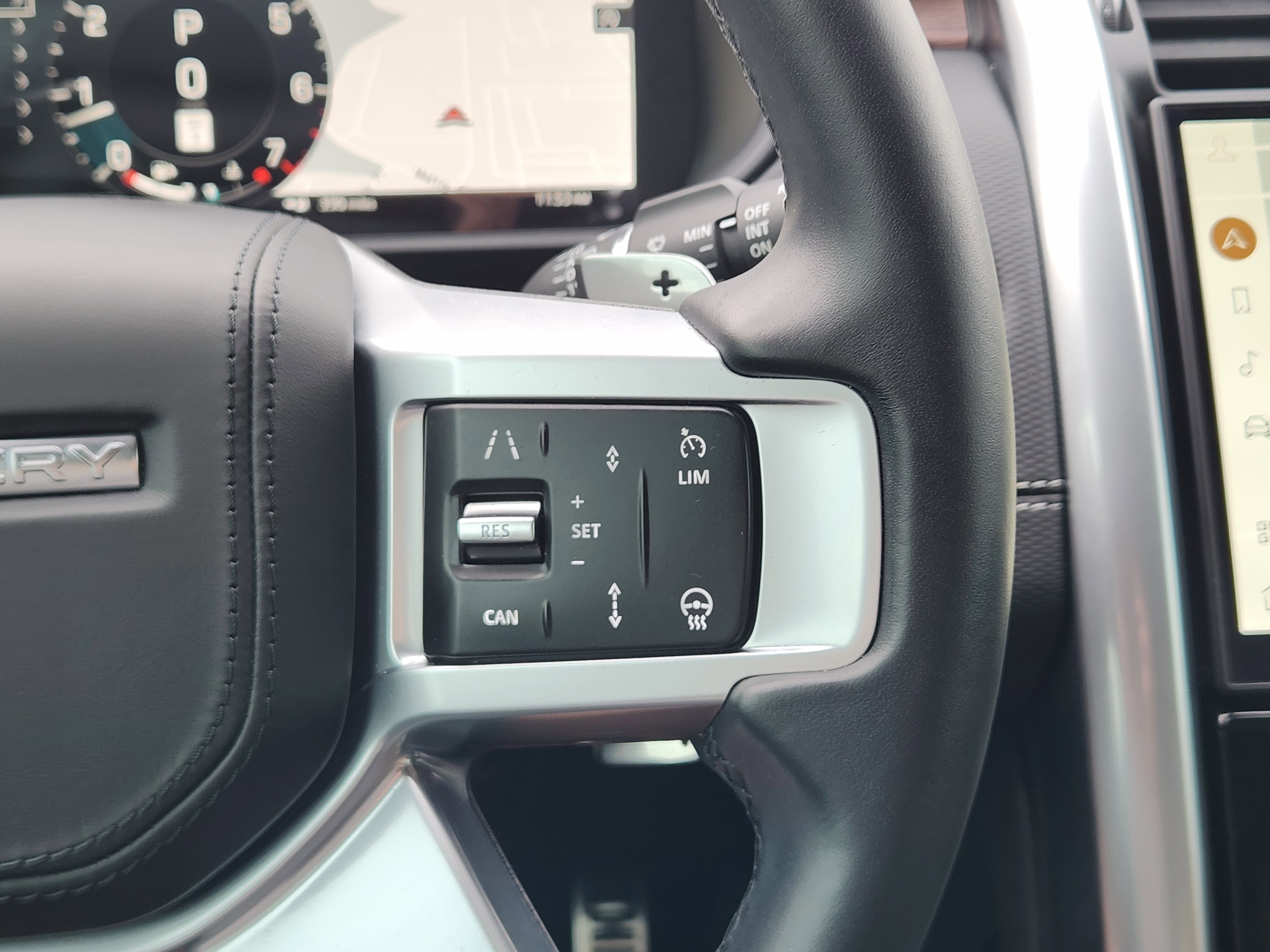 Certified 2025 Land Rover Discovery Dynamic SE image 30