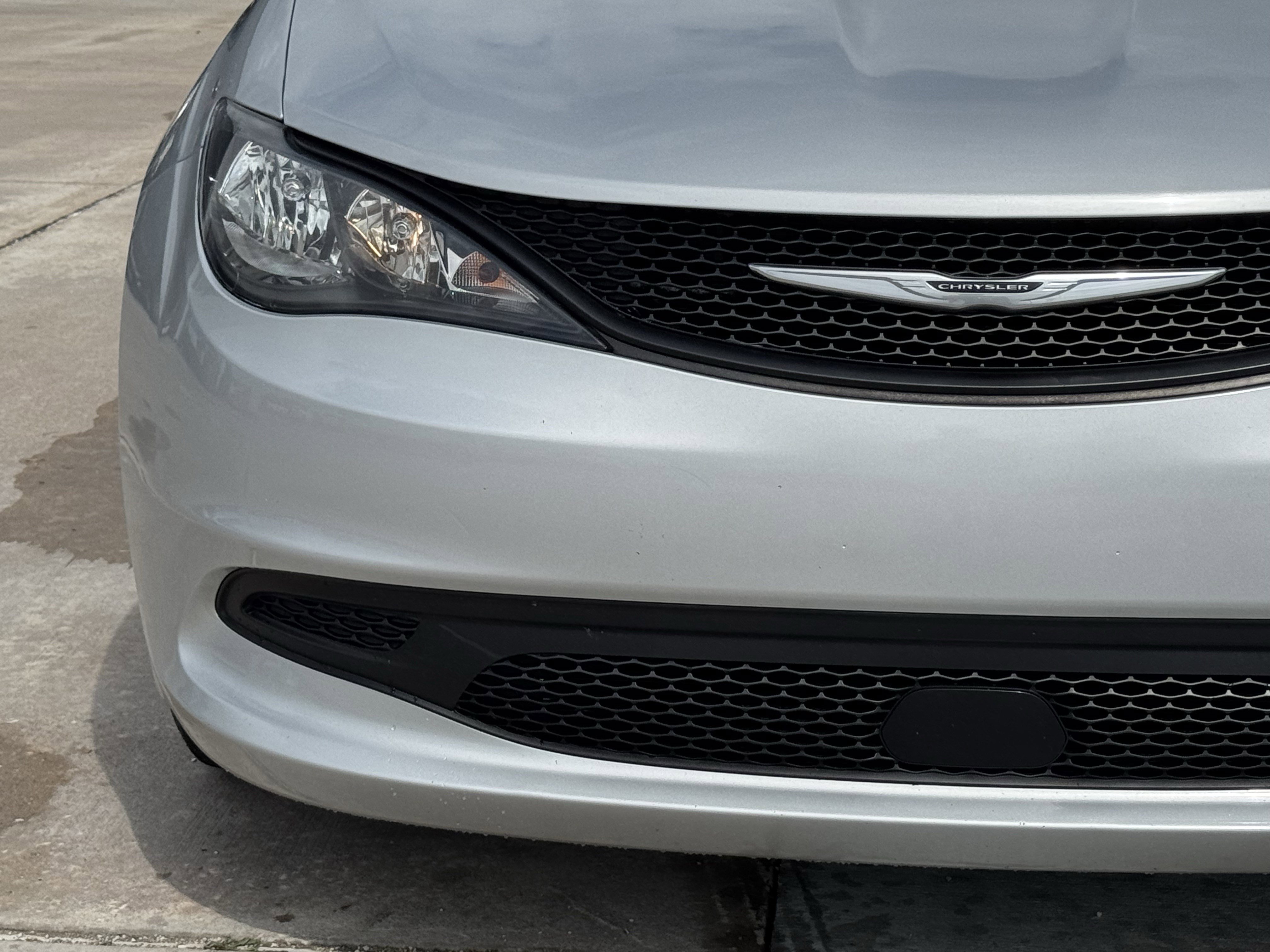 Used 2022 Chrysler Voyager LX image 6