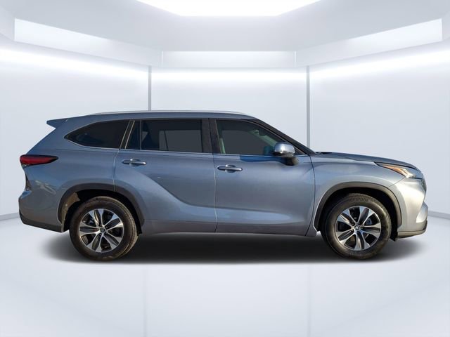 Used 2023 Toyota Highlander XLE image 2