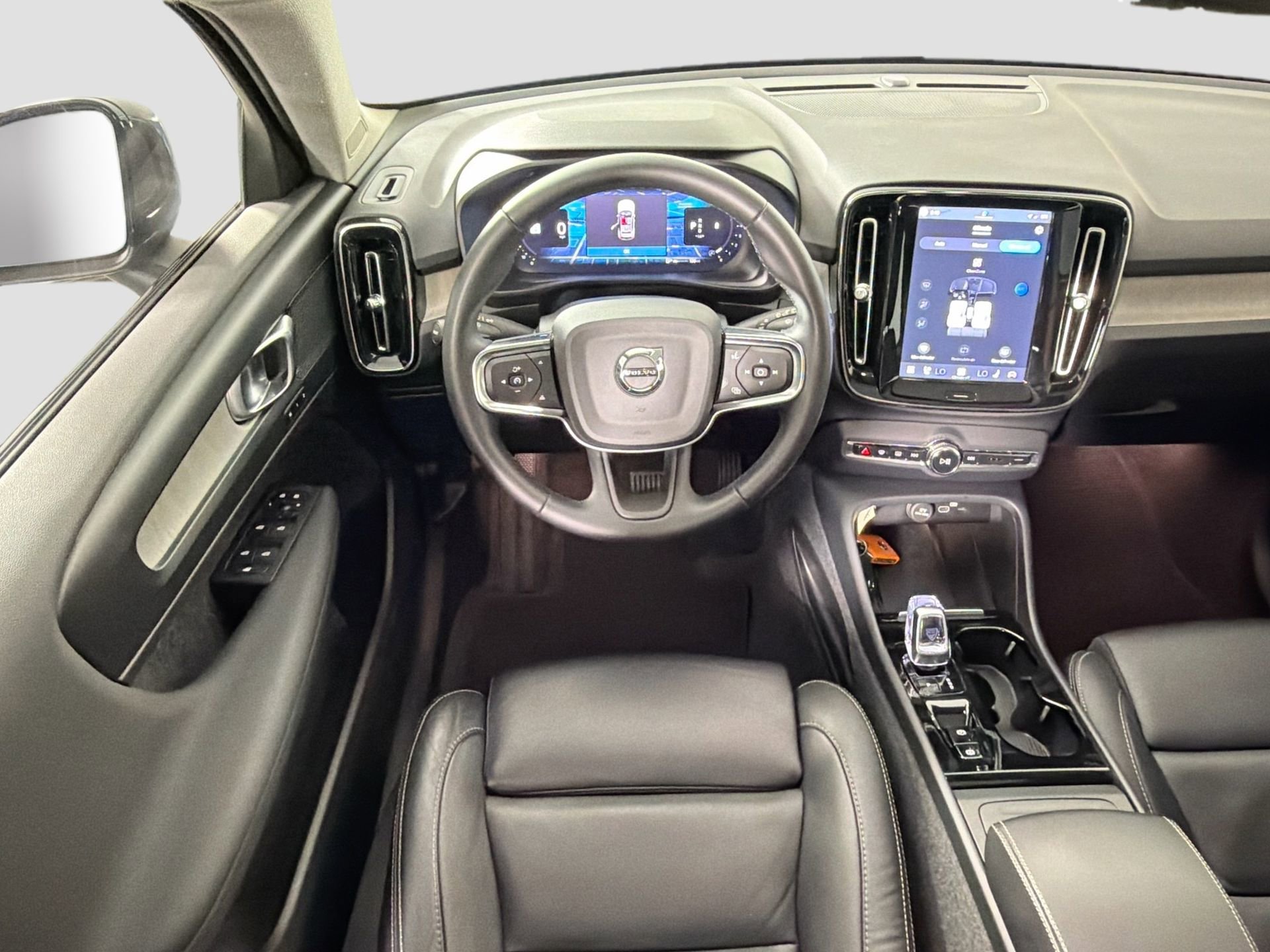 Certified 2023 Volvo XC40 B4 Plus w/ Protection Package Premier image 23