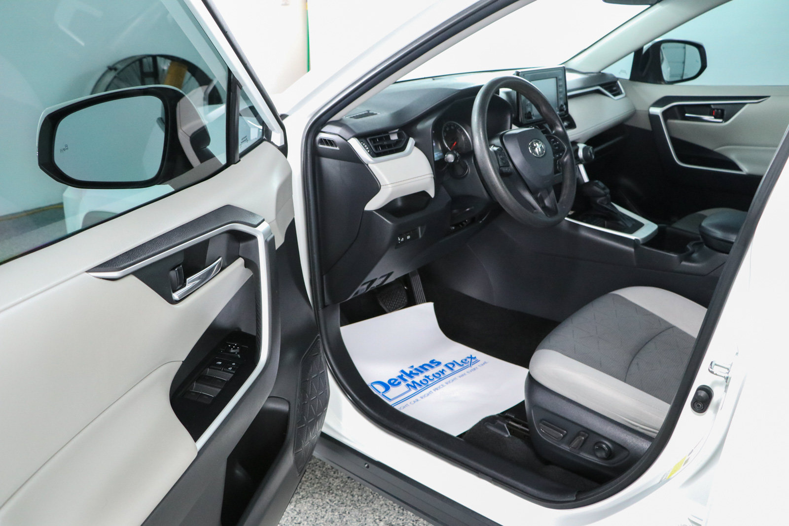 Used 2022 Toyota RAV4 XLE FWD image 3