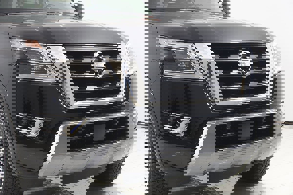 Used 2024 Nissan Armada SL w/ Captain's Chairs Package image 41