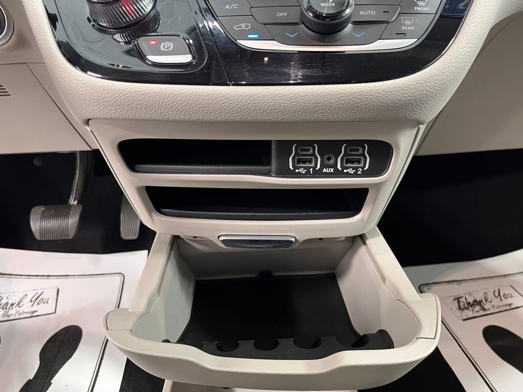 Used 2023 Chrysler Pacifica Touring-L AWD/4WD image 3