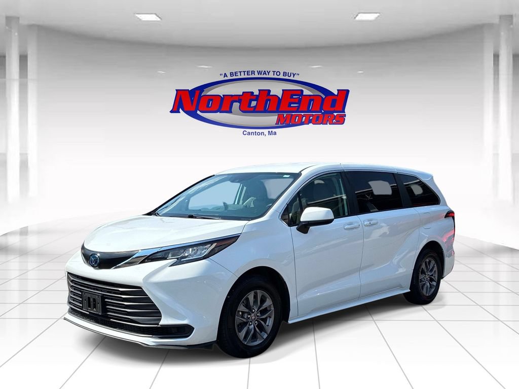 Used 2023 Toyota Sienna LE FWD image 3