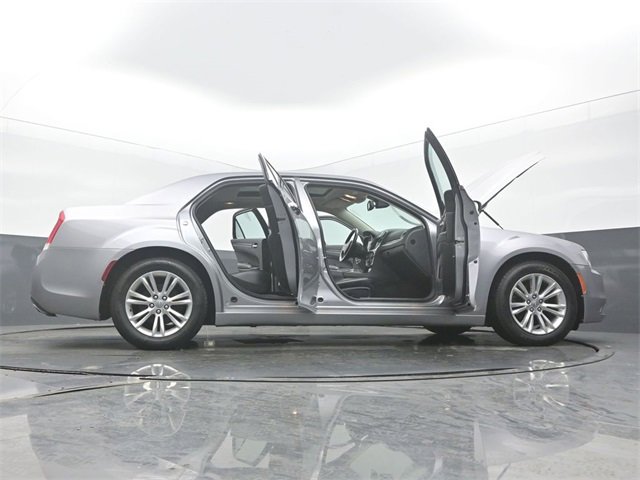 Used 2017 Chrysler 300 C image 61