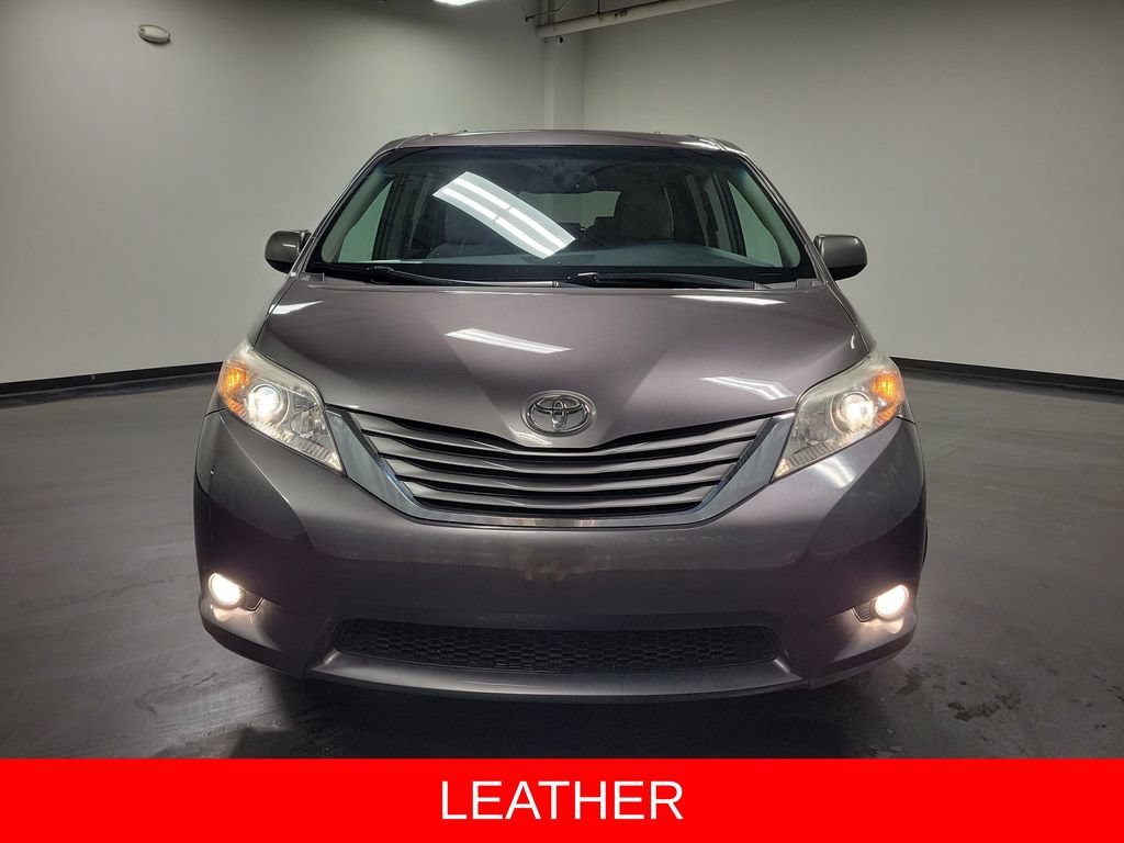 Used 2017 Toyota Sienna XLE Premium FWD image 2