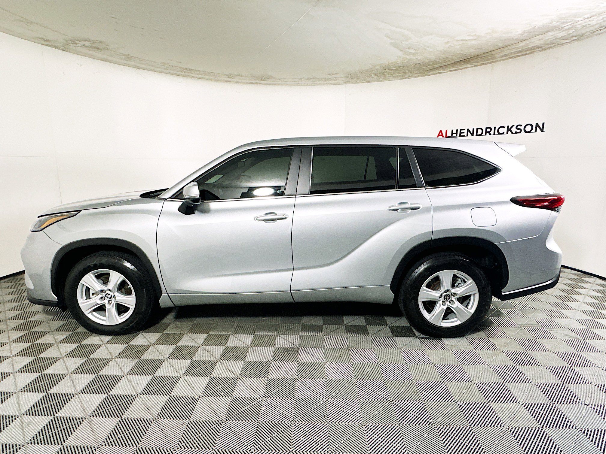 Used 2023 Toyota Highlander L image 6