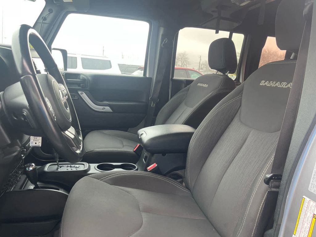 Used 2018 Jeep Wrangler Unlimited Sahara w/ Connectivity Group AWD/4WD image 20