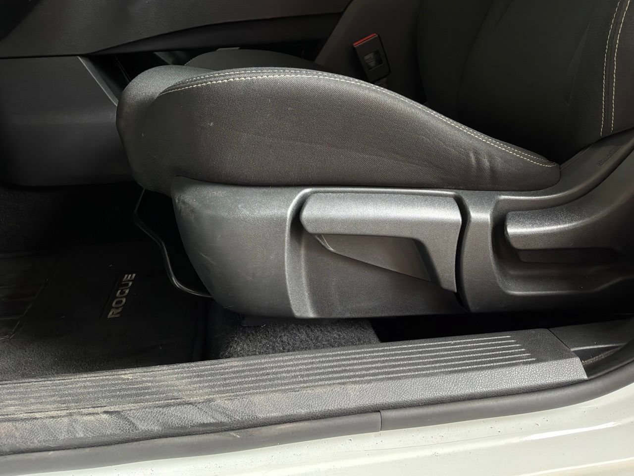 Used 2023 Nissan Rogue S AWD/4WD image 12
