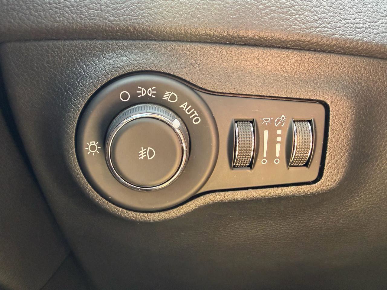 Used 2018 Jeep Compass Limited w/ Navigation Group AWD/4WD image 31