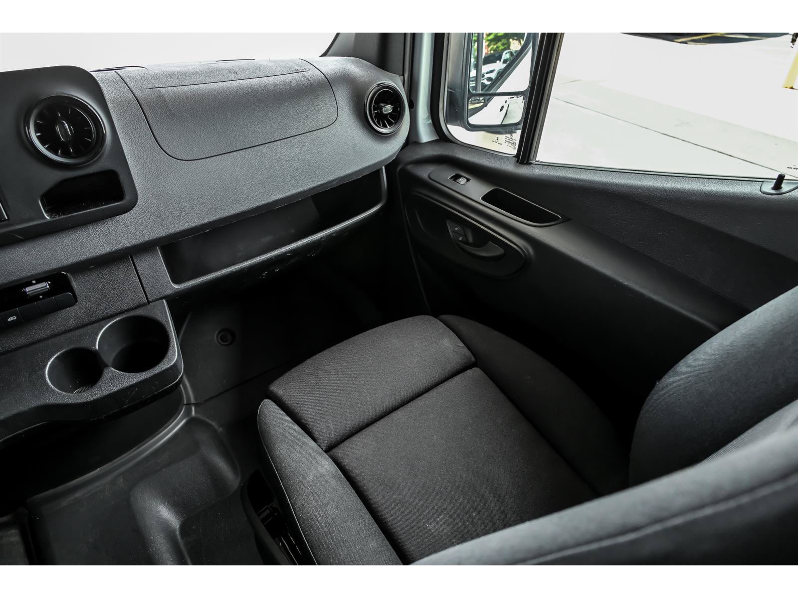 Used 2024 Mercedes-Benz Sprinter 2500 image 7