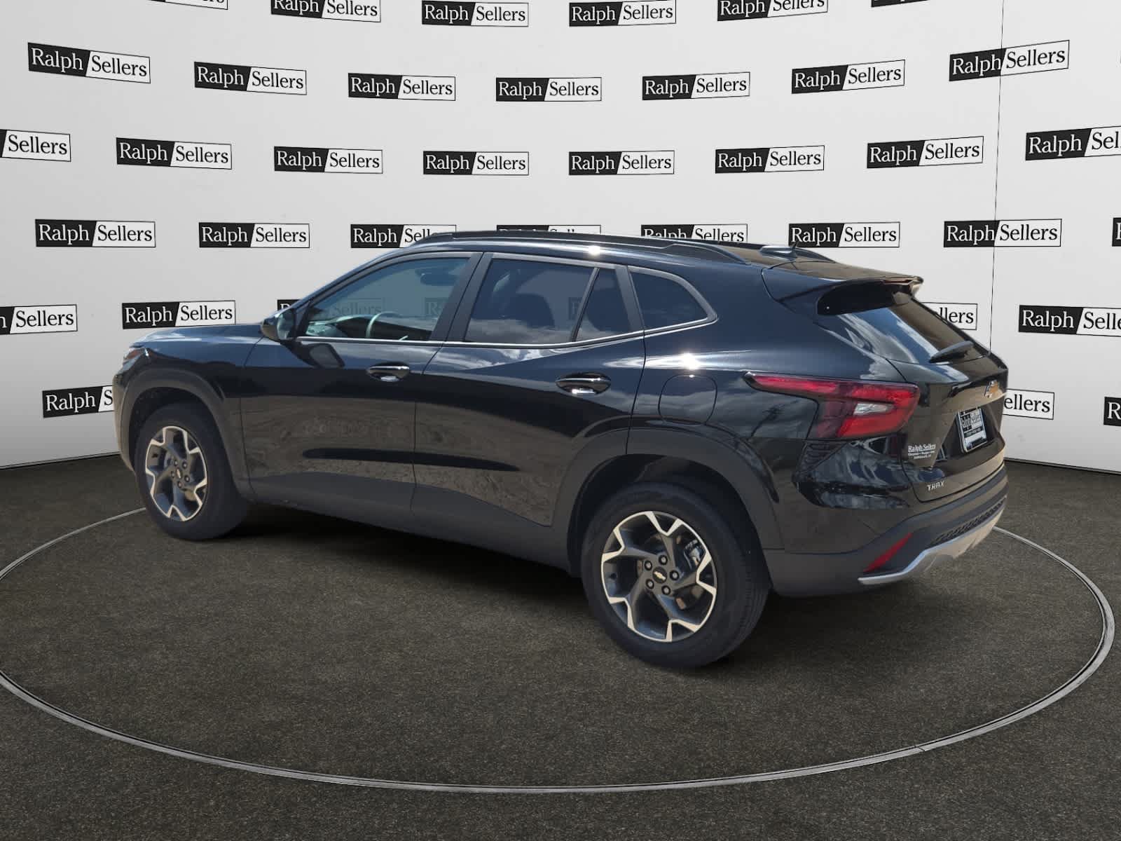 Used 2025 Chevrolet Trax LT FWD image 4