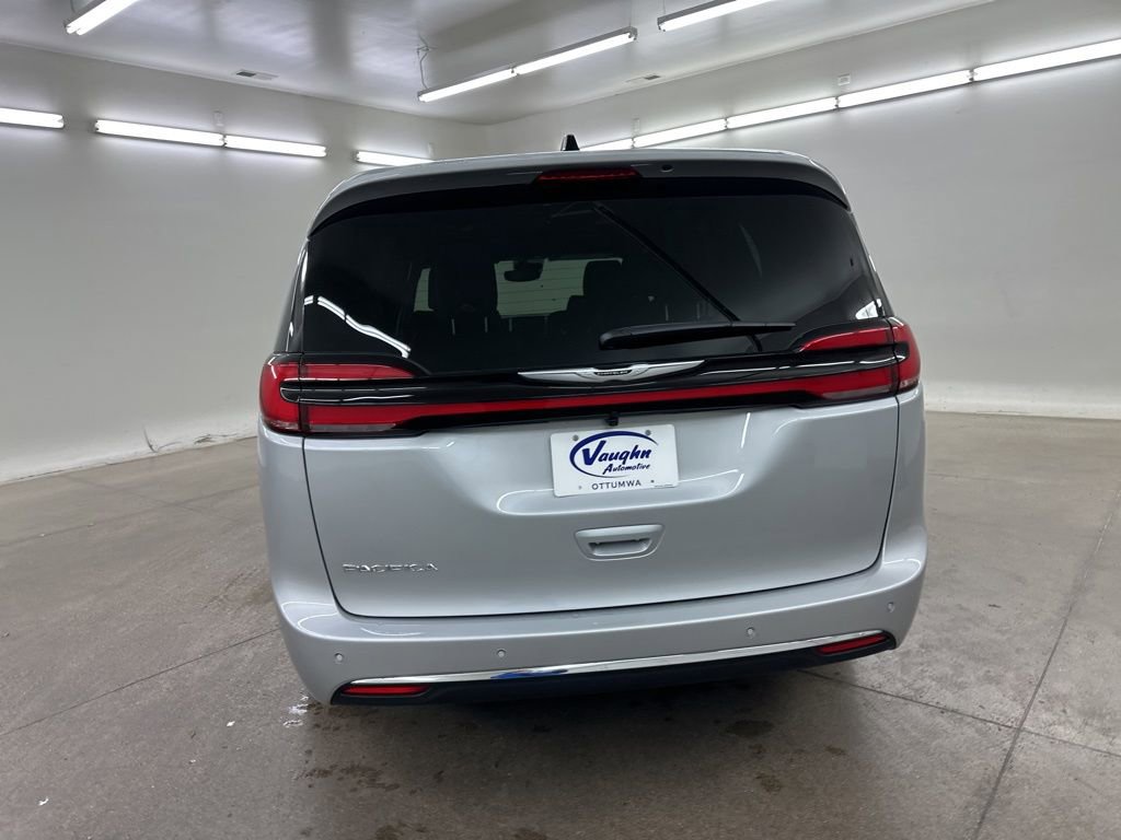 New 2026 Chrysler Pacifica Select image 9