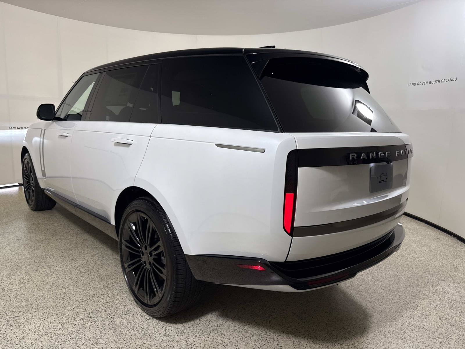 New 2026 Land Rover Range Rover Long Wheelbase SE AWD/4WD image 3