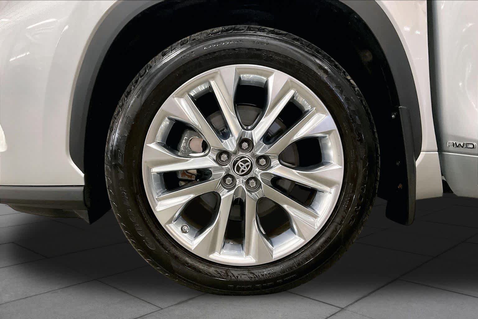 Used 2023 Toyota Highlander Limited AWD/4WD image 11