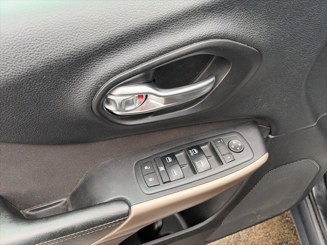 Used 2017 Jeep Cherokee Latitude w/ Cold Weather Group image 10